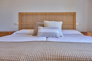 3 bedrooms, iron/ironing board, free WiFi, bed sheets - Universal Aquamarin Beach Houses (Andraitx)
