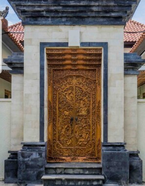 Exterior detail - Largr 6 Bedrooms & 6 bathrooms villa, Legian. (Bali)