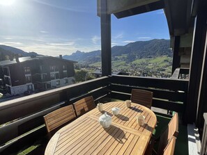 Outdoor dining - Cozy Studio with Alcove, Sleeps 4, Near Ski Lifts in Megève (Megève)