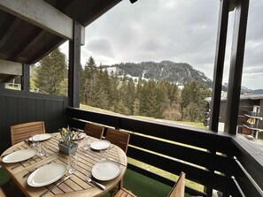 Outdoor dining - Cozy Studio with Alcove, Sleeps 4, Near Ski Lifts in Megève (Megève)