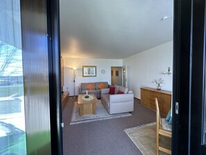 Fernseher, Bücher, Stereoanlage