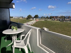 Outdoor dining - Ferienwohnung in Erster Reihe Direkt Hinterm Deich... mit Blick auf die Ostsee! (Dahme)