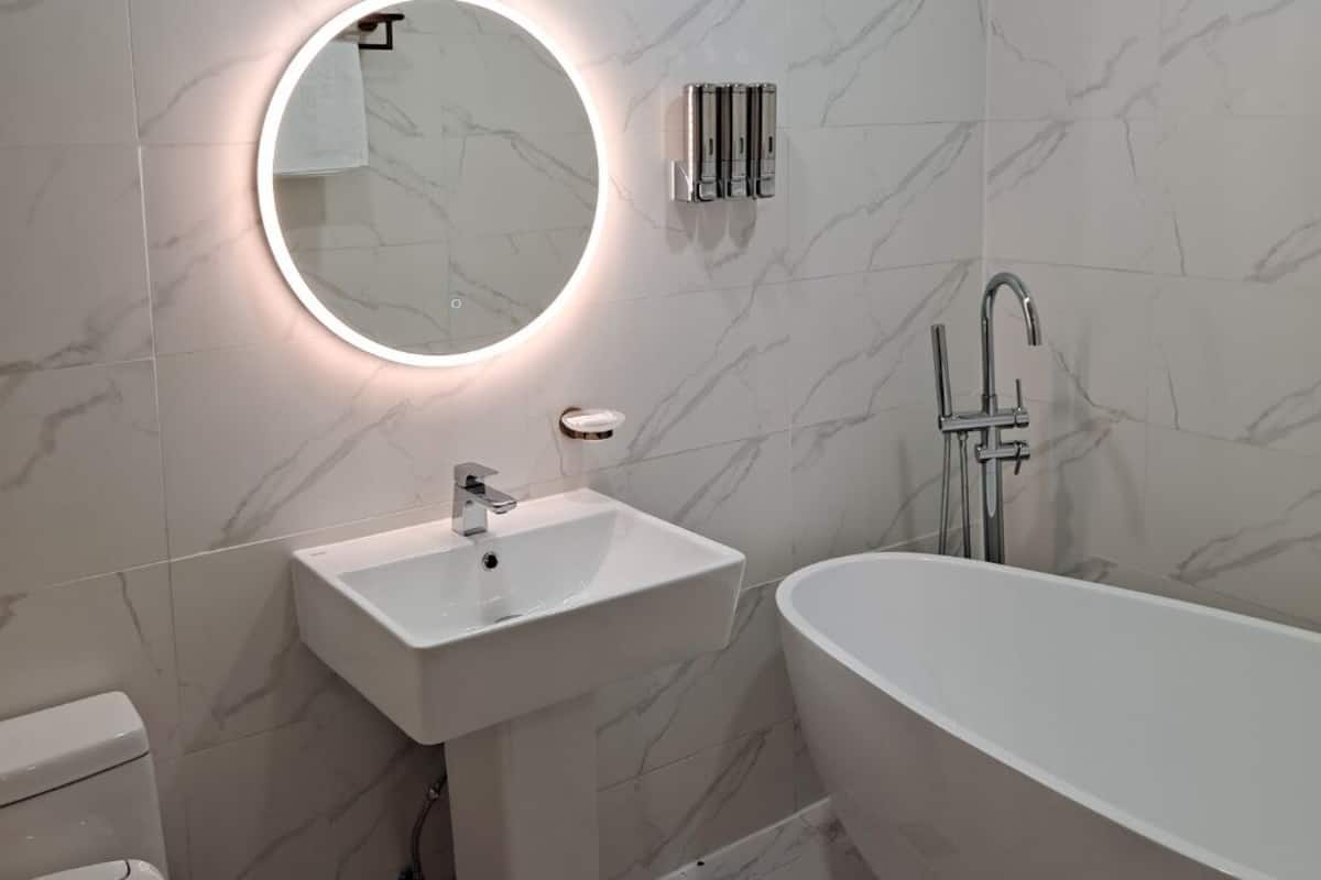 Premium Twin Room | Bathroom