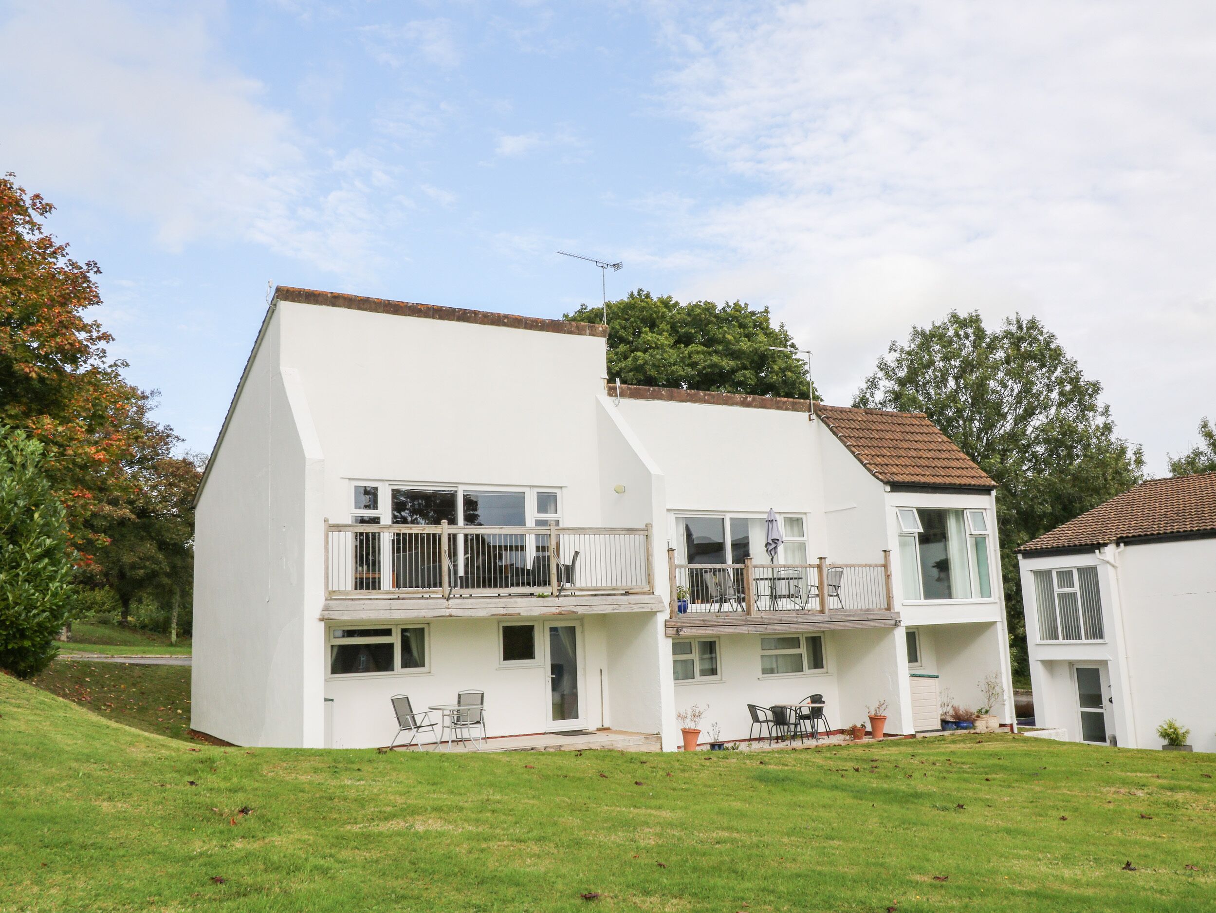PATCH'S PLACE, pet friendly, with pool in Callington
