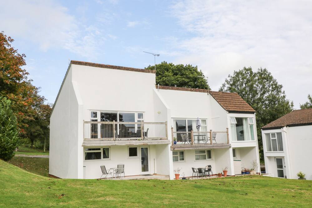 PATCH'S PLACE, pet friendly, with pool in Callington