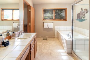 Ducha y bañera combinadas, bañera de hidromasaje y secador de pelo