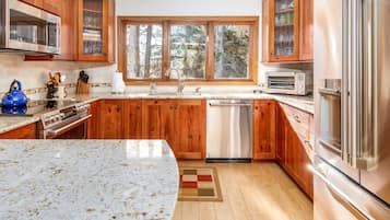 Refrigerador, microondas, horno y parrilla de estufa