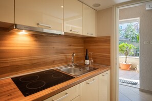 Kühlschrank, Mikrowelle, Ofen, Geschirrspüler
