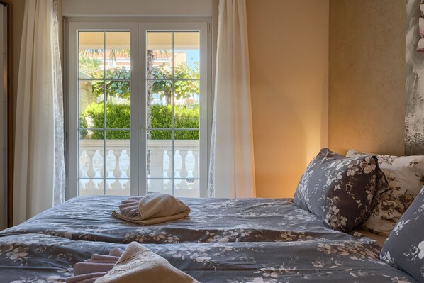 Iron/ironing board, free WiFi, bed sheets