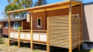 A wooden cabin with a porch and a small window. - Camping Tikayan Les Palmiers (Hyères)