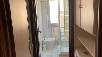 Dusche, Haartrockner, Bidet, Toilettenpapier