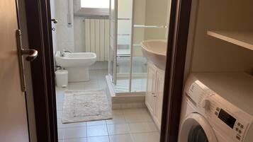 Dusche, Haartrockner, Bidet, Toilettenpapier