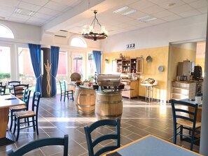 Se ofrece un desayuno bufé (12 EUR por persona)