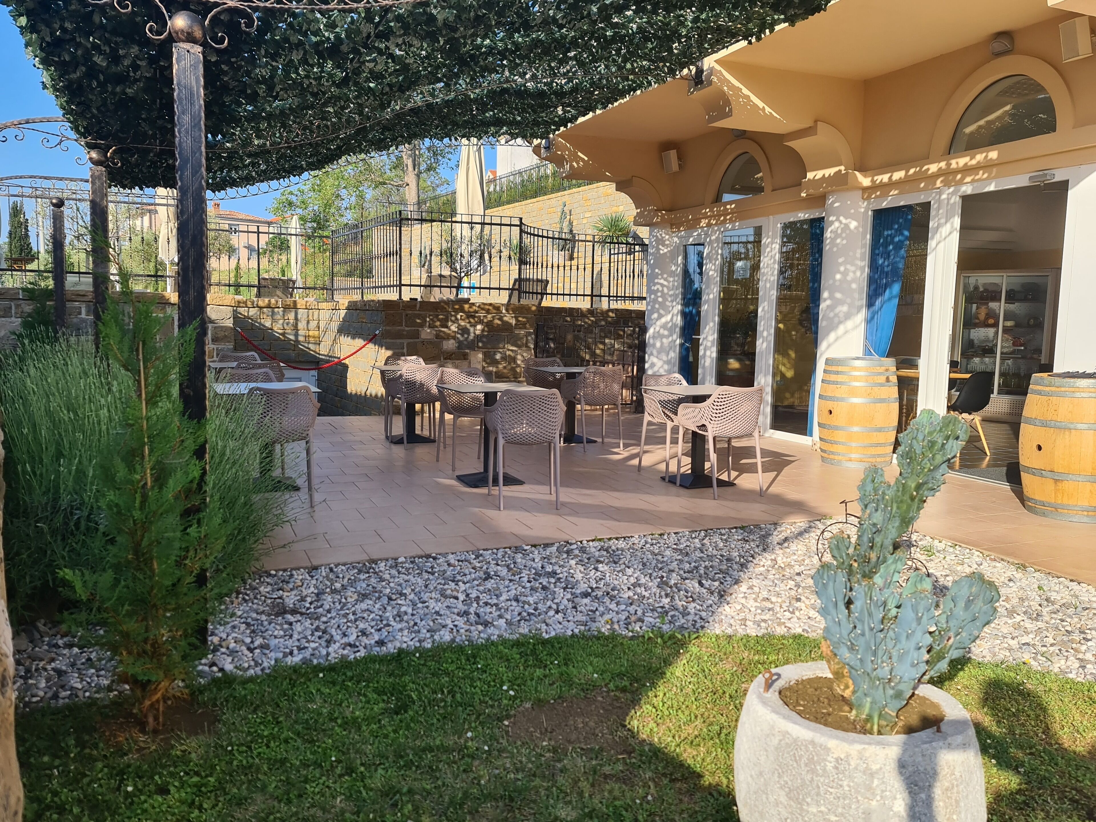 Bữa sáng buffet hàng ngày (12 EUR/mỗi người) 