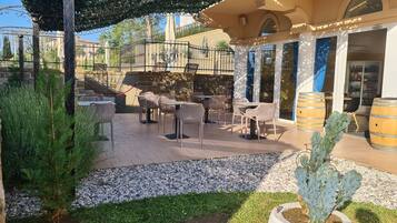 Petit déjeuner buffet (12 EUR par personne)