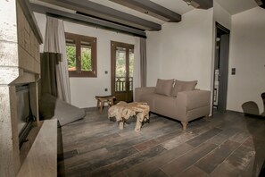 Premium Suite, Mountain View | Living area | 43-inch Smart TV with satellite channels, TV - Meteora Heaven and Earth Kastraki (Kalabaka)