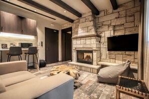 Premium Suite, Mountain View | Living area | 43-inch Smart TV with satellite channels, TV - Meteora Heaven and Earth Kastraki (Kalabaka)