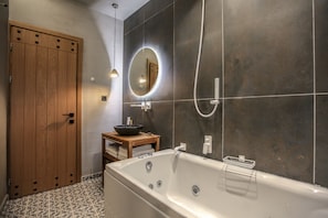 Suite Prestige, 1 trÚs grand lit et 1 canapé-lit, baignoire à remous, vue sur la montagne | Salle de bain | Articles de toilette griffés, séchoir à cheveux, peignoirs, pantoufles