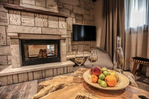 43-inch Smart TV with satellite channels, TV