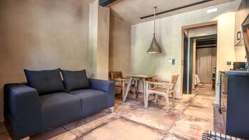 Suite Premium, 1 trÚs grand lit et 1 canapé-lit, vue montagne | Coin séjour | TV connectée de 43 pouces avec chaßnes par satellite, télévision