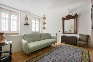 Bantalan ekstra lembut, isi minibar gratis, brankas, dan Wi-Fi gratis