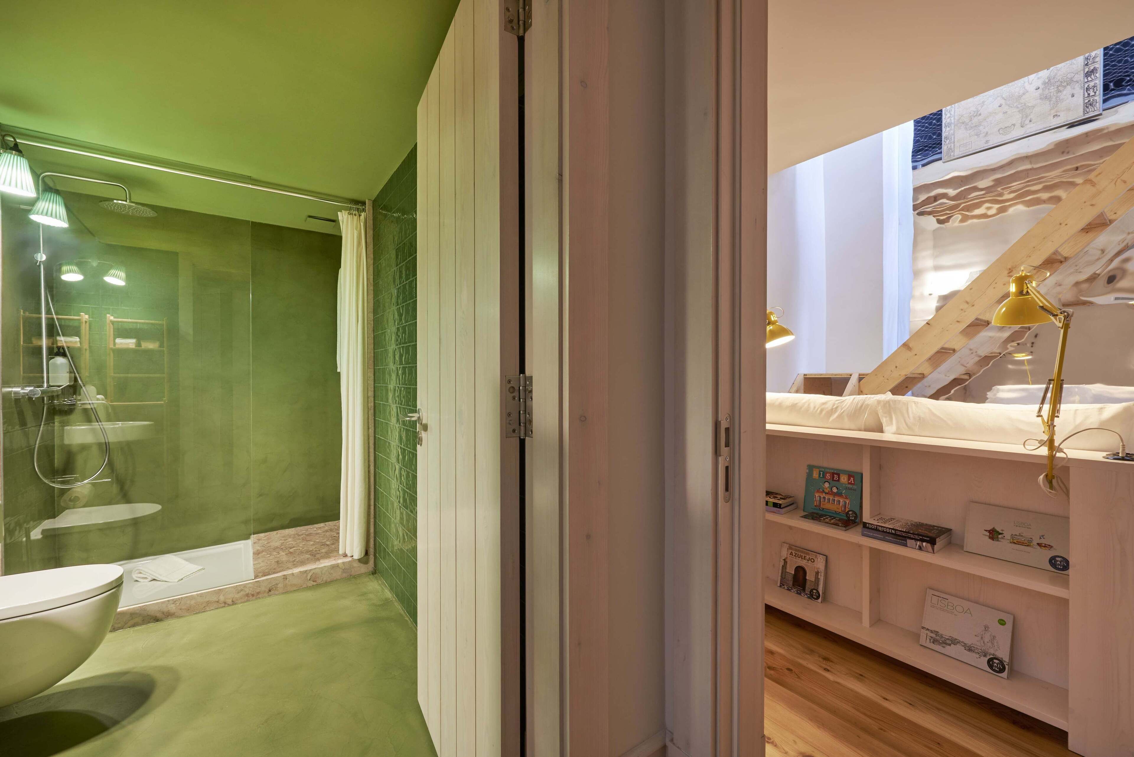 Une salle de bain moderne avec une douche à parois de verre, des toilettes blanches et un plancher en bois.