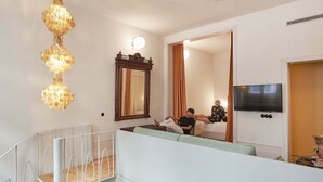 Nệm có lớp đệm bông, minibar với thức ăn, đồ uống miễn phí 