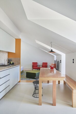 Studio with Balcony | Bantalan ekstra lembut, isi minibar gratis, brankas, dan Wi-Fi gratis