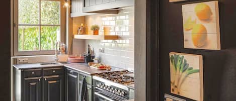 Réfrigérateur, four à micro-ondes, un four, surface de cuisson