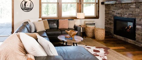 TV connectée, cheminée, lecteur de DVD