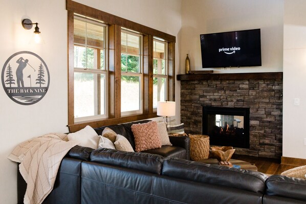 TV connectée, cheminée, lecteur de DVD