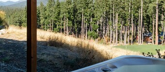 Golf course view, private hot tub, close to the winery and more!