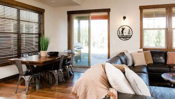 Smart TV, fireplace, DVD player