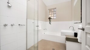 Bathtub, towels