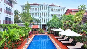 Hồ bơi ngoài trời 