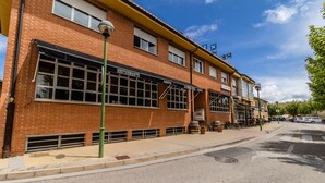 Un edificio de ladrillo con amplios ventanales y escaparate.
