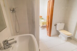 Single Room | Bathroom | Rainfall showerhead, towels, toilet paper - Hostal Restaurante La Buena Villa by Vivere Stays (Burgos)