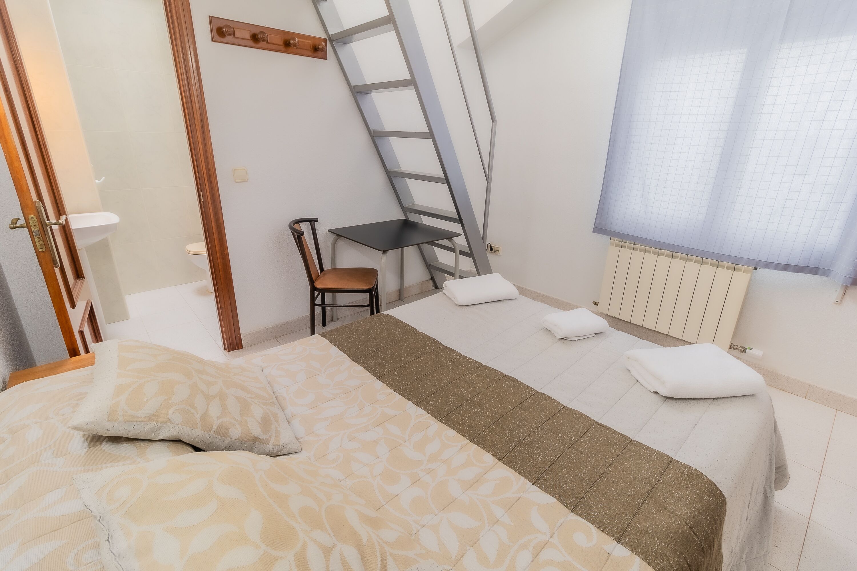 Kamer, 1 twee- of 2 eenpersoonsbedden | Een bureau, gratis wifi, beddengoed