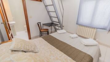 Habitación con 1 cama doble o 2 individuales | Escritorio, wifi gratis, ropa de cama