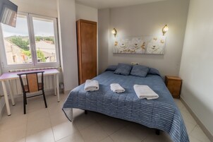 Habitación con 1 cama doble o 2 individuales | Escritorio, wifi gratis, ropa de cama