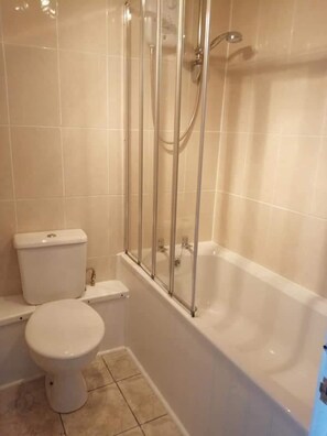 Apartment, Multiple Beds | Bathroom | Shower, towels