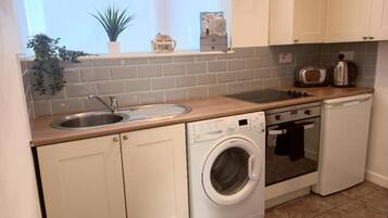 Apartment, Multiple Beds | Private kitchen | Fridge, microwave, oven, stovetop