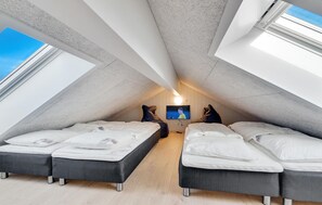 6 bedrooms, travel crib, free WiFi