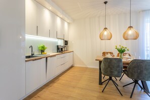 Fridge, microwave, stovetop, dishwasher