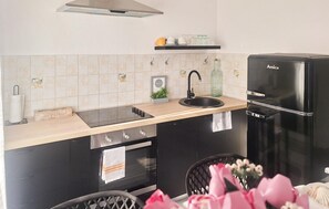 Frigorífico, horno, placa de cocina y lavavajillas