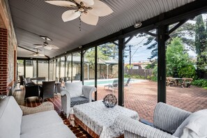 Outdoor dining - The Red Door: Expansive Home/Pool/4 BR w Ensuites
(GLENELG SOUTH)