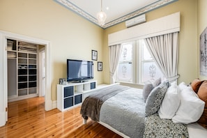 4 slaapkamers, een bureau, een strijkplank/strijkijzer, gratis wifi