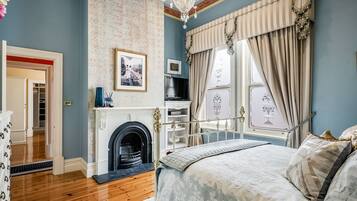 4 bedrooms, desk, iron/ironing board, free WiFi