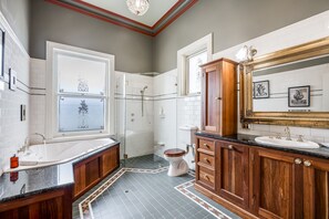 Bathtub, hair dryer, towels, soap - The Red Door: Expansive Home/Pool/4 BR w Ensuites
(GLENELG SOUTH)