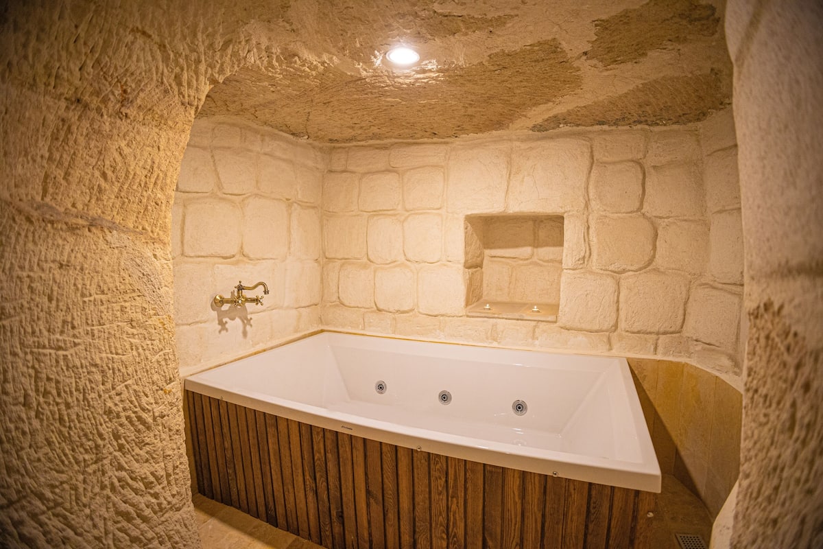 Jetted bathtub